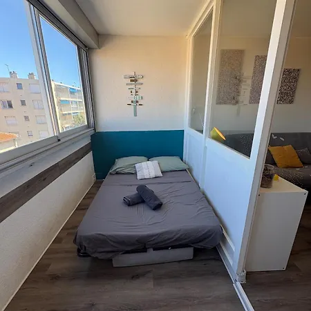 Grand A 100 Metres De La *