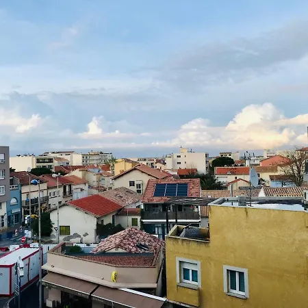 Grand A 100 Metres De La