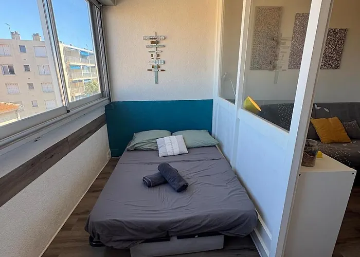 Grand A 100 Metres De La *